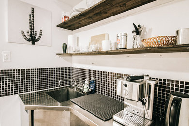 モントリオールにある低価格の小さなトロピカルスタイルのおしゃれなキッチン (オープンシェルフ、濃色木目調キャビネット、ステンレスカウンター) の写真