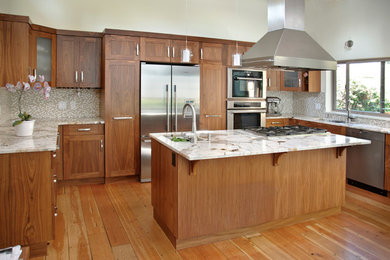 Diseño de cocina contemporánea con armarios estilo shaker y puertas de armario de madera oscura