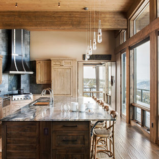 Immagine di una cucina a L stile rurale con lavello sottopiano, ante in stile shaker, ante in legno scuro, paraspruzzi grigio, elettrodomestici da incasso, pavimento in legno massello medio, isola e pavimento marrone