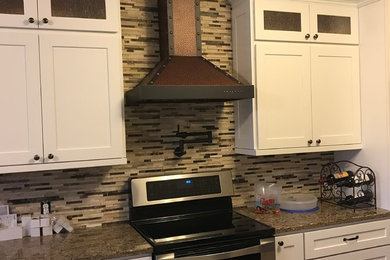Imagen de cocina comedor moderna con fregadero de un seno, puertas de armario blancas, encimera de cuarcita, salpicadero con mosaicos de azulejos y encimeras marrones