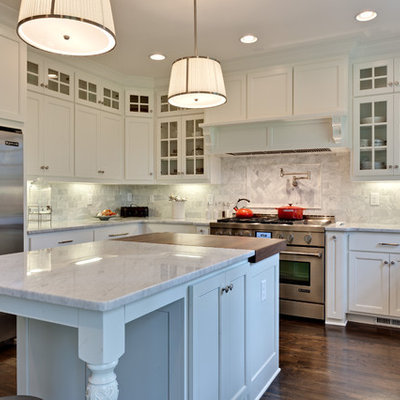 Eat-in kitchen - mid-sized traditional u-shaped dark wood floor eat-in kitchen idea in Atlanta with stainless steel appliances, a farmhouse sink, white cabinets, marble countertops, stone tile backsplash, an island, recessed-panel cabinets and gray backsplash