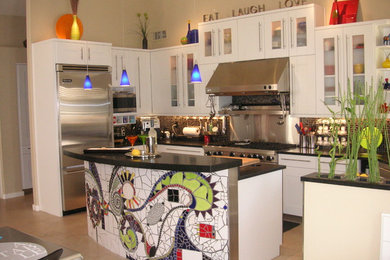 Imagen de cocina comedor lineal contemporánea de tamaño medio con salpicadero de azulejos de cerámica y una isla