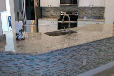 Foto de cocina contemporánea de tamaño medio con salpicadero multicolor, salpicadero con mosaicos de azulejos y una isla