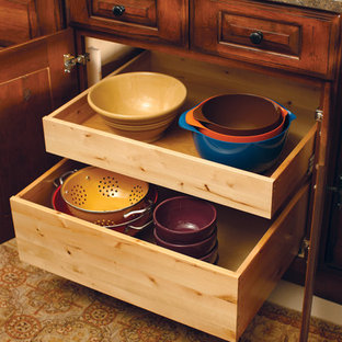 Traditional kitchen ideas - Elegant kitchen photo in Little Rock