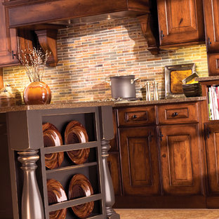 Traditional kitchen designs - Elegant kitchen photo in Little Rock