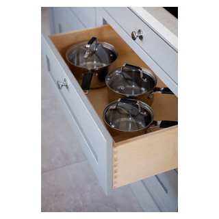 Mrs Stapleton - Modern - Kitchen - Other - by Savvy Kitchens | Houzz IE