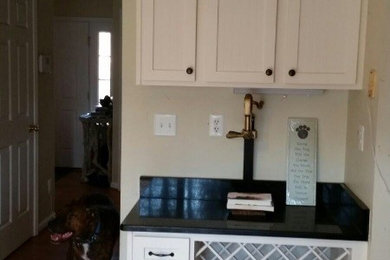 ワシントンD.C.にある低価格の小さなシャビーシック調のおしゃれなキッチン (シェーカースタイル扉のキャビネット、黄色いキャビネット、クオーツストーンカウンター) の写真