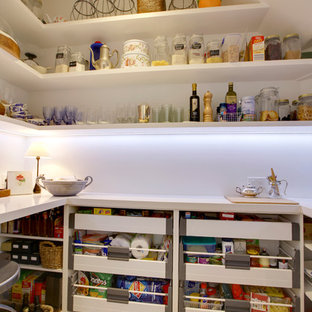 Réalisation d'une grand arrière-cuisine linéaire marine avec un évier 2 bacs, un placard à porte affleurante, des portes de placard blanches, un plan de travail en surface solide, une crédence en mosaïque, un électroménager en acier inoxydable, un sol en contreplaqué et un îlot central.