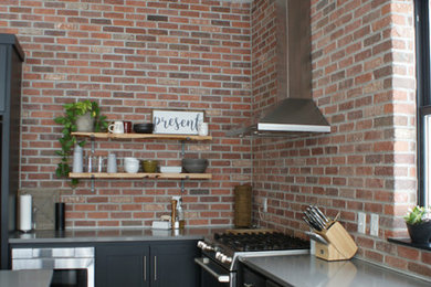 ミルウォーキーにあるインダストリアルスタイルのおしゃれなキッチンの写真