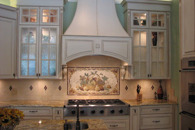 Inspiration för stora klassiska kök, med en undermonterad diskho, luckor med profilerade fronter, vita skåp, granitbänkskiva, beige stänkskydd, stänkskydd i stenkakel, rostfria vitvaror, travertin golv och en köksö
