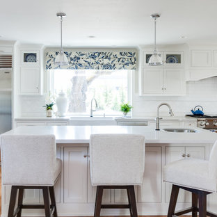 Ispirazione per una cucina classica di medie dimensioni con lavello stile country, ante a filo, ante bianche, top in quarzo composito, paraspruzzi bianco, paraspruzzi con piastrelle in ceramica, elettrodomestici in acciaio inossidabile, pavimento in legno massello medio, pavimento giallo e top bianco