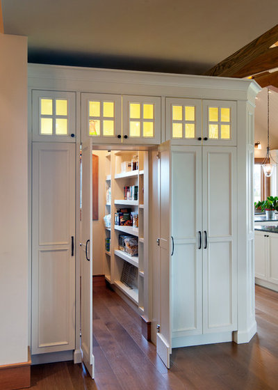 Traditional Kitchen by Old World Kitchens & Custom Cabinets