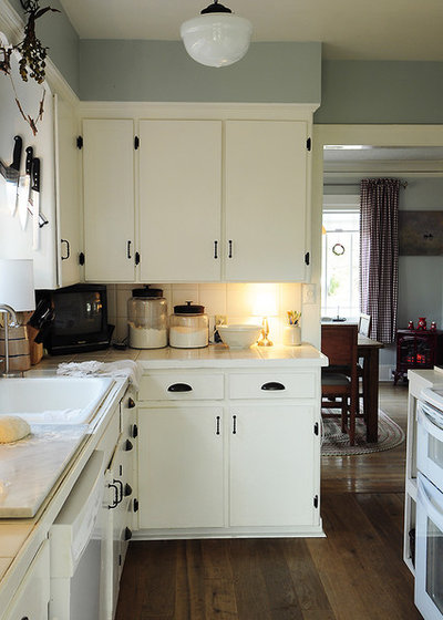 Traditional Kitchen by Julianna Smith