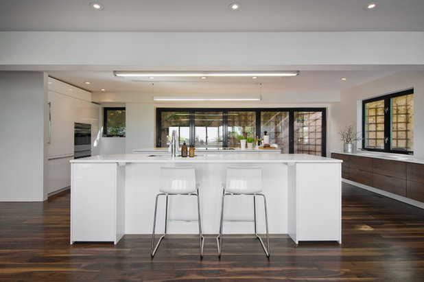 Modern Kitchen by Lucy Call