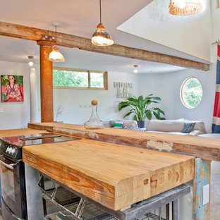 Eklektische Küche mit Arbeitsplatte aus Holz und schwarzen Elektrogeräten in Austin