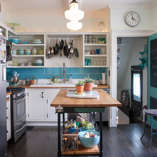 Immagine di una cucina bohémian di medie dimensioni con nessun'anta, ante bianche, top in legno, paraspruzzi blu, paraspruzzi con piastrelle in ceramica, elettrodomestici in acciaio inossidabile, parquet scuro, isola e lavello da incasso