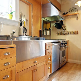 Klassische Küche mit integriertem Waschbecken, Küchengeräten aus Edelstahl, hellen Holzschränken, Edelstahl-Arbeitsplatte und Schrankfronten im Shaker-Stil in Toronto