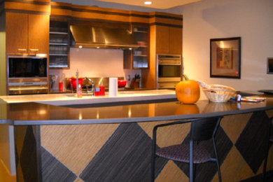 Foto de cocina sin isla con armarios con paneles lisos, puertas de armario de madera en tonos medios y electrodomésticos de acero inoxidable