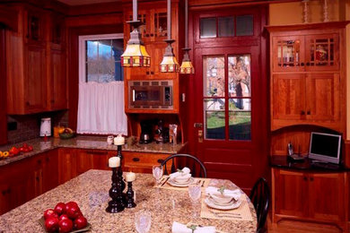 インディアナポリスにある高級な中くらいなコンテンポラリースタイルのおしゃれなキッチン (シェーカースタイル扉のキャビネット、濃色木目調キャビネット、御影石カウンター、ドロップインシンク、シルバーの調理設備、濃色無垢フローリング、赤いキッチンパネル、レンガのキッチンパネル) の写真