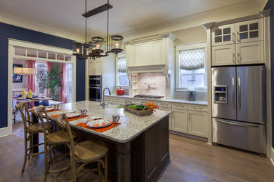 Foto de cocina comedor lineal contemporánea grande con fregadero sobremueble, puertas de armario blancas, electrodomésticos de acero inoxidable, suelo de madera clara y una isla