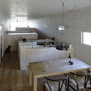 Esempio di una piccola cucina minimalista con 2 o più isole