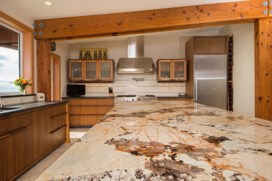 Diseño de cocina moderna grande abierta con armarios con paneles lisos, encimera de granito y una isla