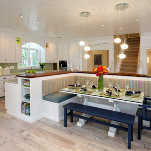 Immagine di una cucina contemporanea con top in legno, ante con bugna sagomata, ante bianche, paraspruzzi multicolore e elettrodomestici in acciaio inossidabile