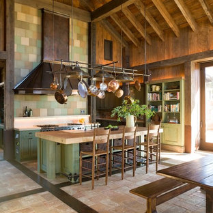 Ispirazione per una cucina rustica con top in legno, ante verdi e top beige