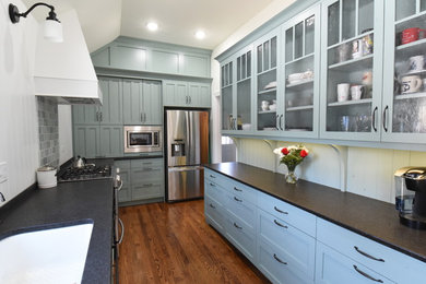 Diseño de cocina de estilo americano con armarios estilo shaker y puertas de armario verdes