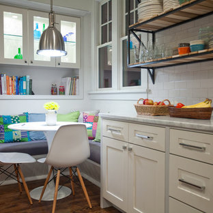 Esempio di una grande cucina parallela design con lavello sottopiano, ante in stile shaker, ante bianche, top in marmo, paraspruzzi bianco, elettrodomestici in acciaio inossidabile, pavimento in legno massello medio e isola