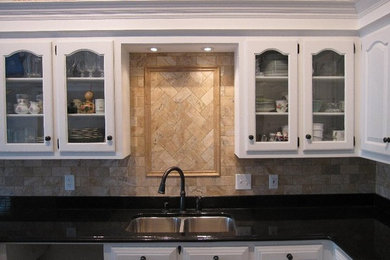 Ejemplo de cocina comedor clásica grande con armarios con paneles empotrados
