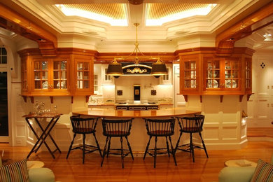Geschlossene, Zweizeilige, Große Klassische Küche ohne Insel mit Glasfronten, hellbraunen Holzschränken und braunem Holzboden in Providence