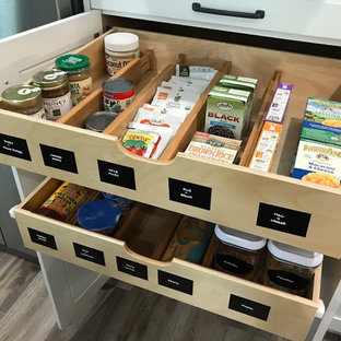 Idee per una cucina classica di medie dimensioni con nessun'anta e ante bianche