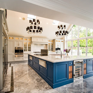 Foto di un'ampia cucina a L minimal con ante con riquadro incassato, ante beige, isola, pavimento grigio, top bianco, top in marmo e pavimento in marmo