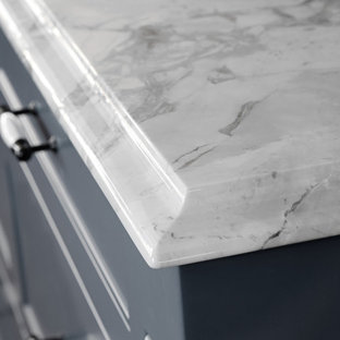 Esempio di un'ampia cucina costiera con lavello sottopiano, ante in stile shaker, ante blu, top in marmo, paraspruzzi blu, paraspruzzi con piastrelle diamantate, elettrodomestici in acciaio inossidabile, parquet scuro, isola, pavimento marrone, top grigio e soffitto a cassettoni
