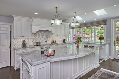 Klassische Küche mit Quarzit-Arbeitsplatte, Küchenrückwand in Weiß, Rückwand aus Marmor, braunem Holzboden, Kücheninsel und grauer Arbeitsplatte in New York