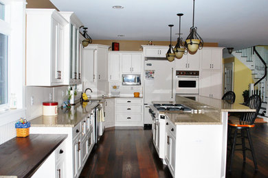 Bild på ett mellanstort vintage kök, med en undermonterad diskho, skåp i shakerstil, vita skåp, bänkskiva i kvarts, vitt stänkskydd, mörkt trägolv och en köksö