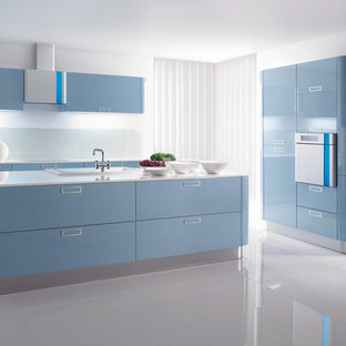 Foto de cocina comedor de galera, minimalista, de tamaño medio, con fregadero de doble seno, armarios abiertos, puertas de armario rojas, encimera de cuarcita, salpicadero blanco, salpicadero de azulejos de cemento, electrodomésticos de acero inoxidable, suelo de ladrillo y una isla