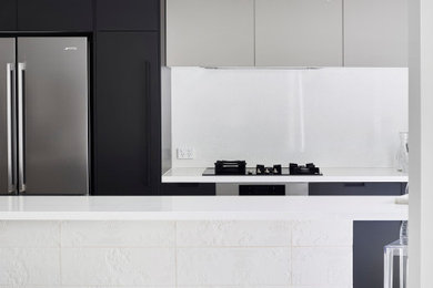 Kitchen - contemporary kitchen idea in Brisbane