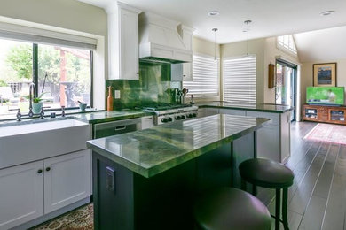 サンフランシスコにある高級な広いトランジショナルスタイルのおしゃれなキッチン (エプロンフロントシンク、緑のキッチンパネル、石スラブのキッチンパネル、シルバーの調理設備、濃色無垢フローリング、茶色い床、緑のキッチンカウンター) の写真