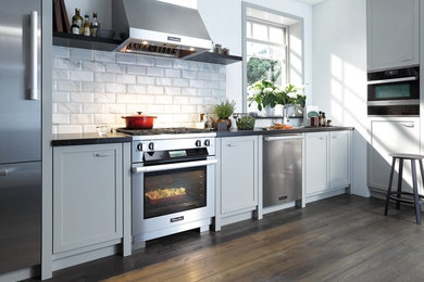 Modelo de cocina clásica renovada con electrodomésticos de acero inoxidable