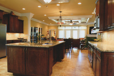 Photo of a traditional kitchen in Orlando.
