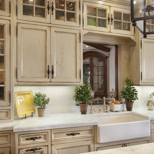 Ispirazione per una cucina vittoriana con ante con riquadro incassato, lavello stile country e ante con finitura invecchiata