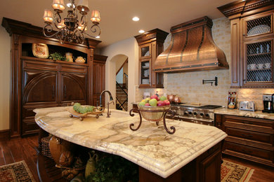 Example of a classic kitchen design in Portland