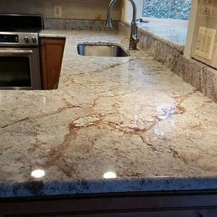 Inspiration för ett avskilt, mellanstort funkis u-kök, med en undermonterad diskho, luckor med upphöjd panel, skåp i mellenmörkt trä, granitbänkskiva, beige stänkskydd, stänkskydd i terrakottakakel, rostfria vitvaror och klinkergolv i keramik