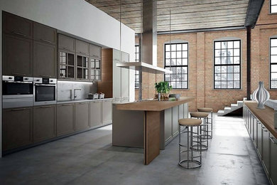 Foto de cocina industrial grande abierta con armarios estilo shaker, puertas de armario de madera oscura, encimera de madera, suelo de cemento, dos o más islas y suelo gris