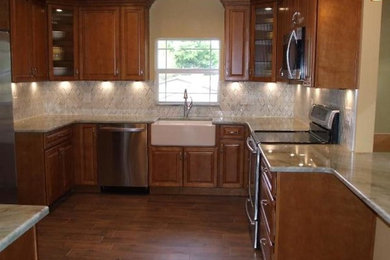 Kitchen - traditional kitchen idea in Tampa
