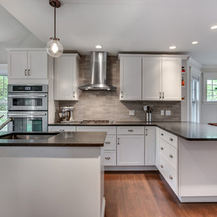 75+ Küchen mit Speckstein-Arbeitsplatte und Rückwand aus Steinfliesen