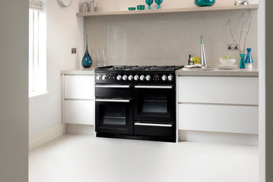 Foto de cocina actual con electrodomésticos negros