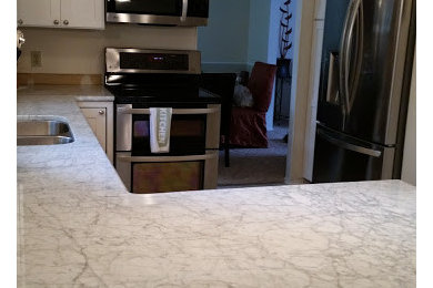 Mid-sized minimalist u-shaped dark wood floor enclosed kitchen photo in Louisville with an undermount sink, shaker cabinets, white cabinets, marble countertops, white backsplash, ceramic backsplash, stainless steel appliances and a peninsula